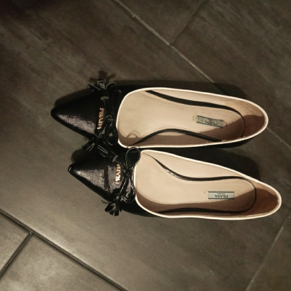 Black ladies flats -Size 7/8